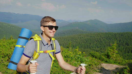 游客喜欢在山上徒步旅行