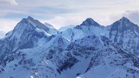 航拍新疆天山山脉雪山