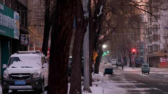 黑龙江牡丹江市冬天傍晚十字路口来往的车辆视频素材模板下载