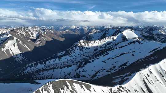 中国西藏那曲高原雪山风光 连绵不断的雪山