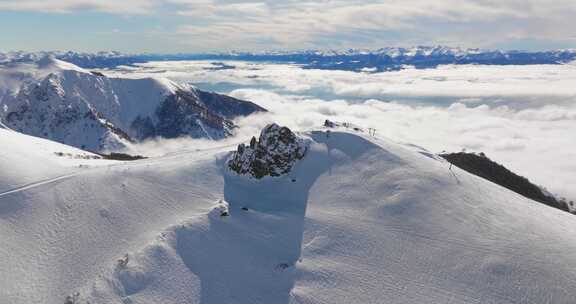 航拍雪山滑雪场