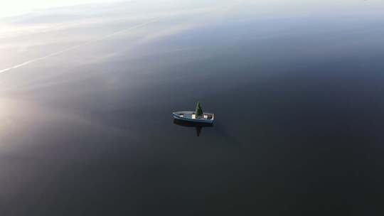 船在湖鸟瞰图在Schroon湖NY视频素材模板下载