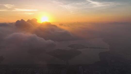 日出时的太阳云海阳光