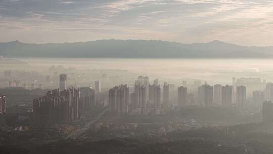 晨雾中的城市与远山全景