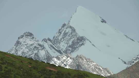 川西高原上的雪山雪宝顶