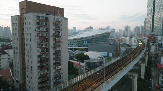 上海地铁三号线虹口站外景带城市剪影