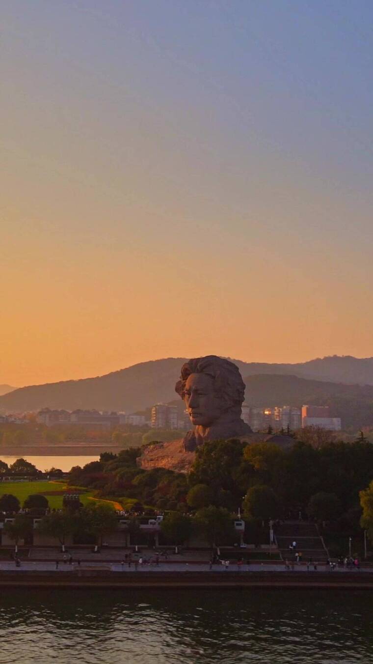 夕阳下的橘子洲头青年雕像-竖版