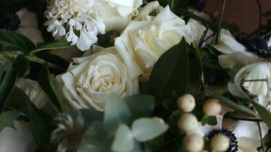 电影旋转中的白玫瑰婚礼花束。相机优雅地围