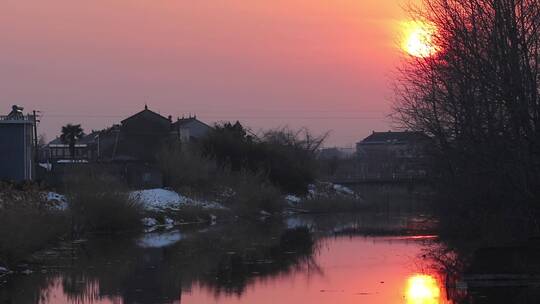 冬季河塘赤红落日视频素材模板下载