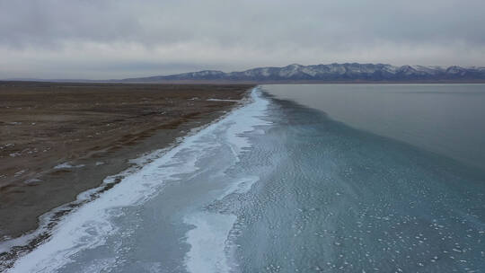 青海湖冰面远处雪山