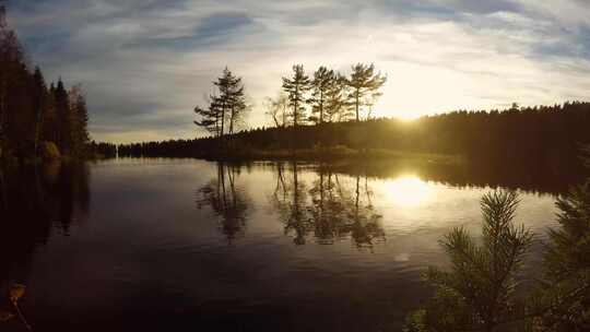 夕阳西下湖面倒影湖泊森林树林落日视频素材模板下载