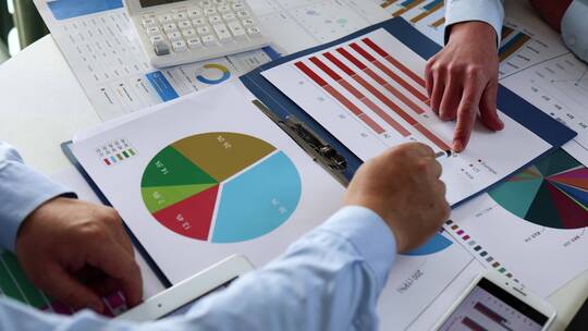 商人分析财务投资数据图表视频素材模板下载