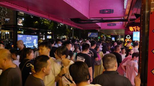 热闹的杭州夜晚人流攒动视频素材模板下载