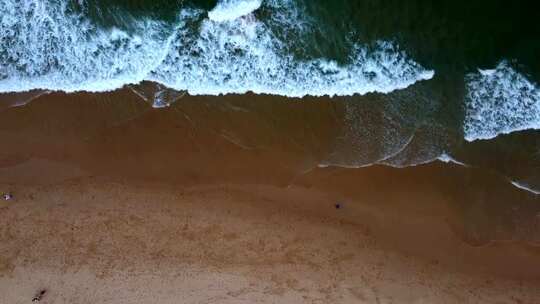 无人驾驶飞机拍摄海滩和海浪