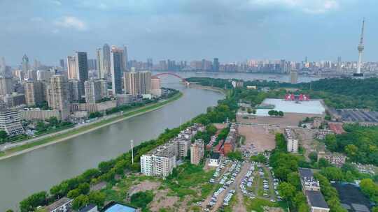 湖北武汉月湖龟山电视塔汉江风景区航拍车流