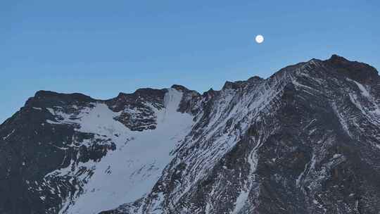 四川阿坝航拍月色下的岷山山脉四根香峰雪山