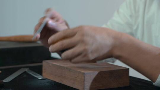 手工艺视频手工匠人锻银测量刻画剪切银板