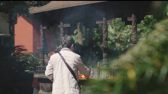 寺庙中烧香的香客视频素材模板下载