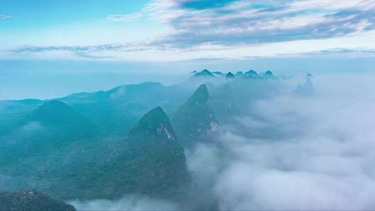 广西柳州岩溶地貌山峰与平流雾航拍延时