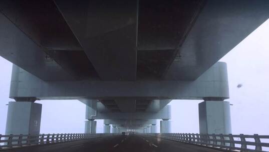 跨海大桥下面汽车行驶第一视角