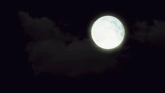 夜晚明亮的圆月