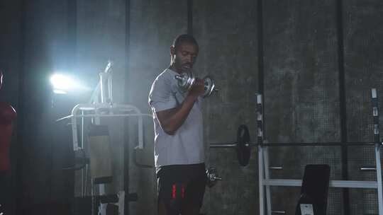 健身锻炼在健身房非裔美国人健美运动员拿起视频素材模板下载