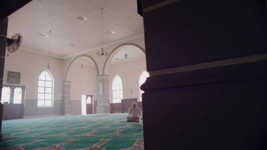 清真寺里祈祷的人