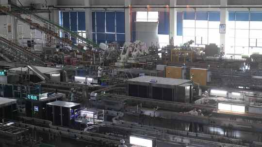 工厂生产线工人操作场景