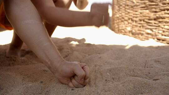 在沙子里玩耍的手