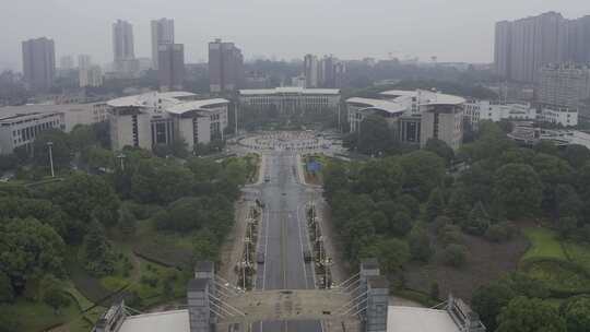 雾中城市建筑与绿化带的俯瞰景象 雨花区