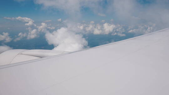 在云层中飞行的飞机