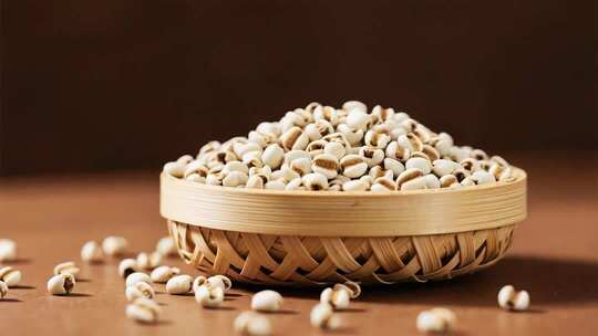 竹篮中盛放的薏米食材