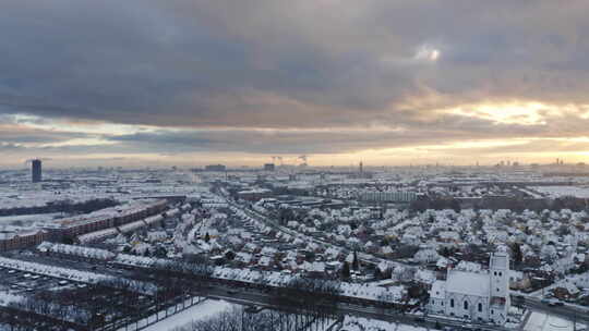 日落时分，无人机飞越白雪皑皑的哥本哈根