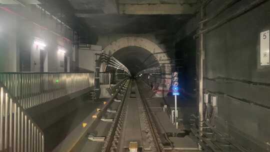 穿越地铁隧道