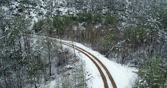 航拍春季极端天气降雪山林公路雾凇