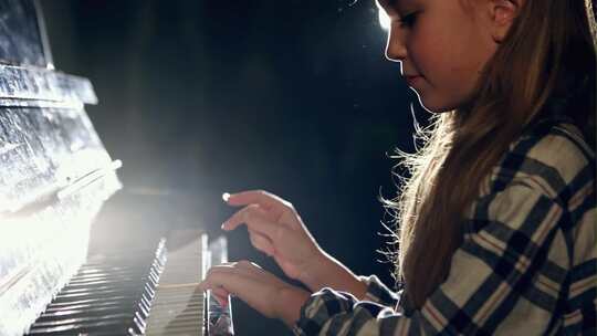 弹钢琴的小女孩视频素材模板下载