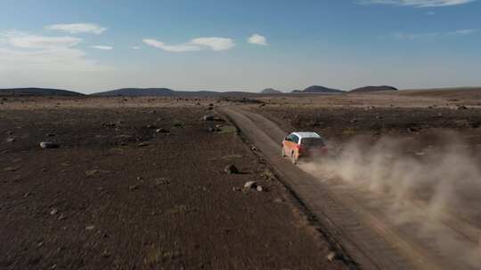 在撒哈拉沙漠驾驶越野车视频素材模板下载