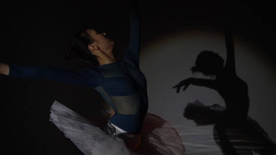 跳芭蕾舞的青年女人视频素材模板下载
