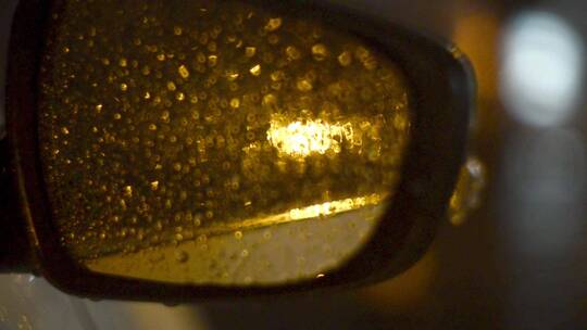 雨天汽车反光镜