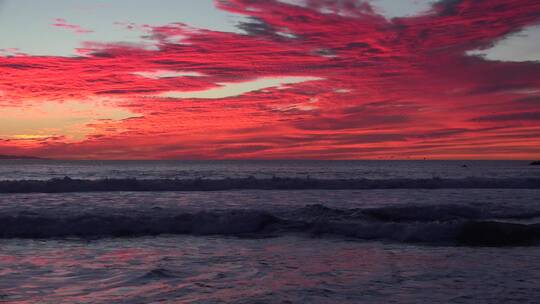 日落红云下的海洋