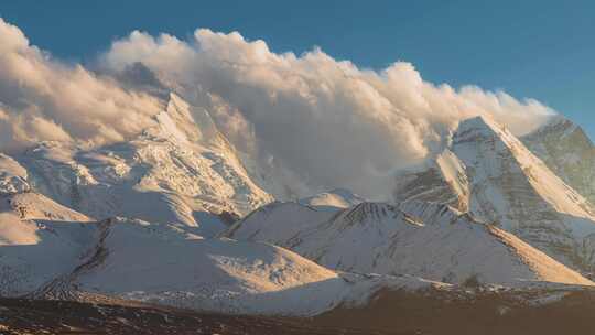 西藏日喀则堆纳三错卓木拉日雪山延时