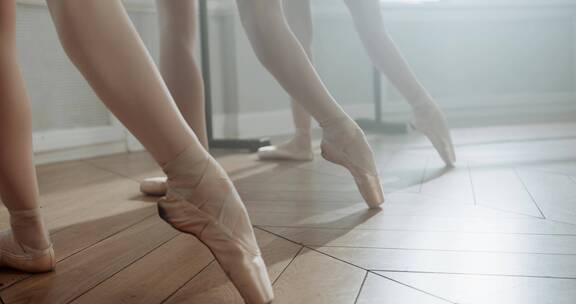 芭蕾 练舞 练舞房 白灯光 高抬腿 天鹅