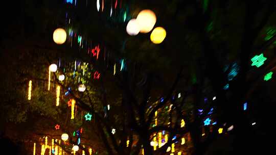九江市滨江路夜晚道路景观街道树上装饰灯饰