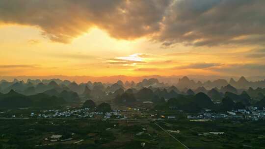 航拍桂林葡萄喀斯特风景风光山水日落