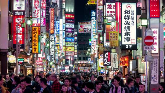 日本东京 人们走在购物街上