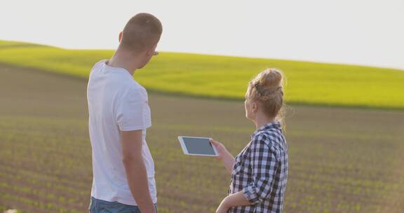 在农场用平板电脑看数据的农民