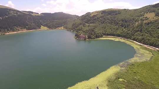 湖泊山林空中俯瞰全景