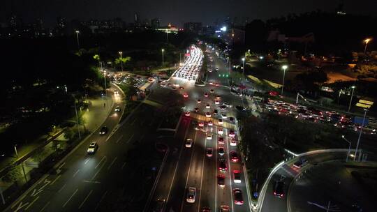 夜晚车来车往的城市十字路航拍