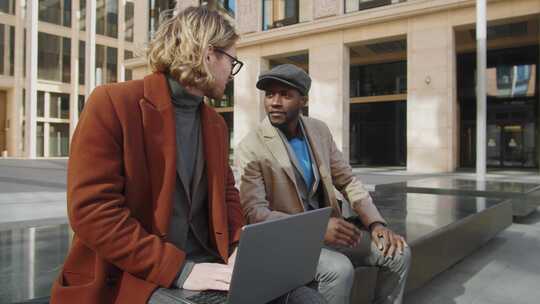 男人，会议，坐着，说话