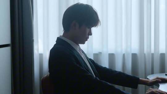 商务人士工作压力大焦虑压抑的男人